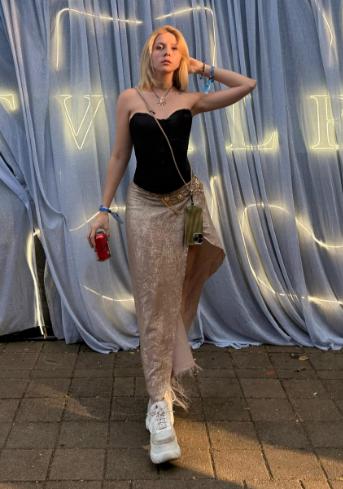 Mujer con outfit de top y falda larga